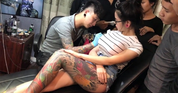刺青师傅超镇定替大奶妹刺青「下一秒居然有爆破声」，现场吓疯的反应让大家都笑到内伤啊！