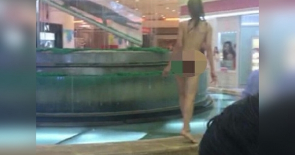 这名年轻女子脱光光全裸走进商场已让大家傻眼，谁也没料到下一秒她还会做出更奇葩的行为…